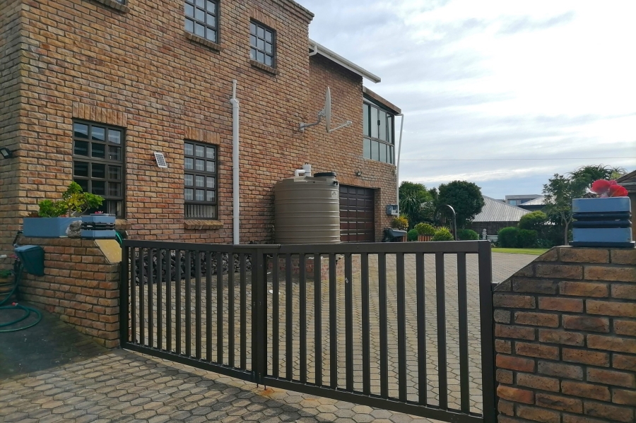 5 Bedroom Property for Sale in Stilbaai Wes Western Cape